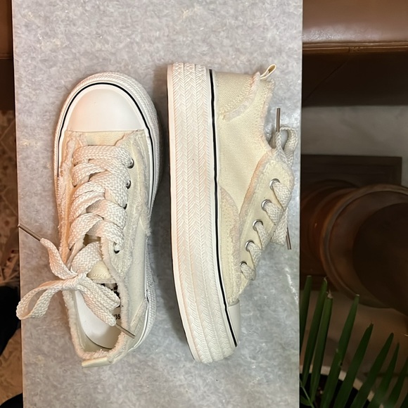 New Girls White Casual Canvas Shoe Girls Size 5.5 Sneakers NWT MAKE AN OFFER!!!! - Picture 2 of 10